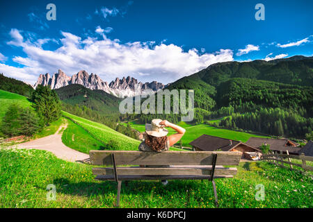 Donna godere la vista delle Dolomiti in val di funes, santa Maddalena in villaggio turistico, Dolomiti, Italia, Europa Foto Stock