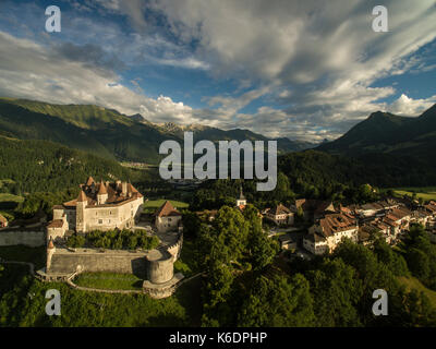 Bellissima vista della città medievale di gruyeres, casa del famoso le gruyère Formaggi, cantone di Fribourg, Svizzera Foto Stock