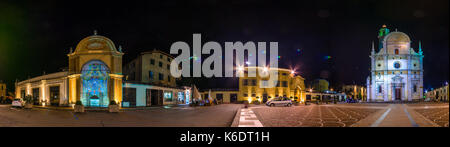 Panorama notturno square con la Chiesa della Madonna di Tirano, Tirano, Lombardia, Italia Foto Stock