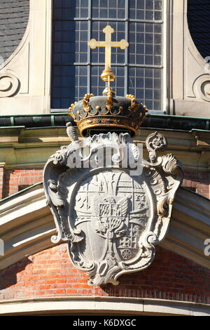 Muenster in Westfalen : Wappen und krone an der Clemenskirche i Church Clemenskirche, Münster in Westfalia , Nord Reno-Westfalia, Germania Foto Stock