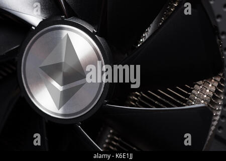 Ethereum coin cryptocurrency digitale mining rig farm utilizzando le schede grafiche Foto Stock