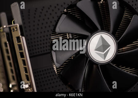 Ethereum coin cryptocurrency digitale mining rig farm utilizzando le schede grafiche Foto Stock