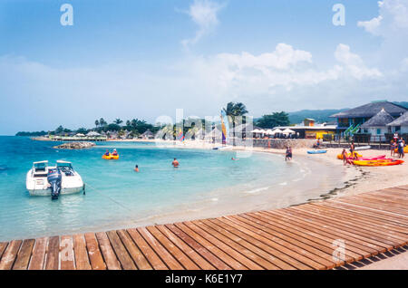 Spiaggia in Giamaica con alte palme sul Mare dei Caraibi Foto Stock