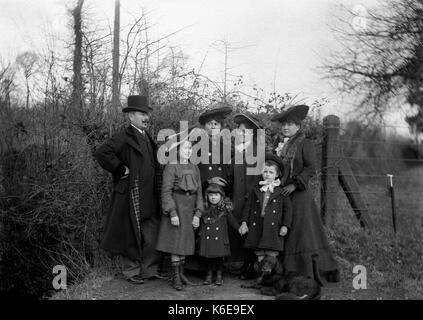 AJAXNETPHOTO. 1891-1910 (circa). SAINT-LO regione Normandia.FRANCIA. - Un gruppo di famiglia in posa per la telecamera in un paesaggio di campagna. Fotografo:sconosciuto © IMMAGINE DIGITALE COPYRIGHT VINTAGE AJAX Picture Library Fonte: AJAX FOTO VINTAGE COLLEZIONE REF:AVL FRA 1890 04 Foto Stock