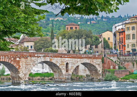 Italia verona ponte pietra, l'arco romano ponte sopra il fiume Adige Foto Stock