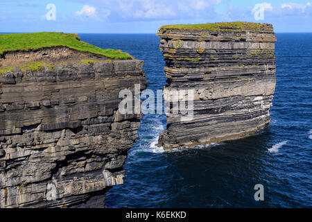 Dun Briste stack del mare a Downpatrick Head, County Mayo, Repubblica di Irlanda Foto Stock
