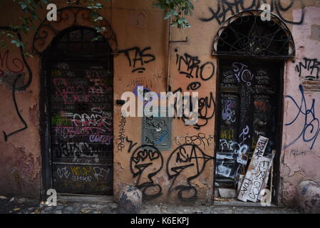 Roma, Italia. Undicesimo Sep, 2017. graffiti spruzzato su portali nel quartiere di Trastevere, Roma. Credito: Jorge sanz/Pacific press/alamy live news Foto Stock