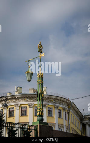 Lampione con un doppio dorato-headed eagle a San Pietroburgo, Russia Foto Stock