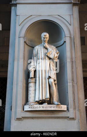 Statua di Niccolò Machiavelli presso la Galleria degli Uffizi di Firenze Toscana Italia Europa UE Foto Stock