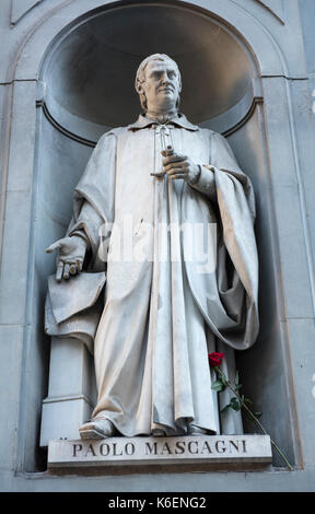 Statua di Paolo Mascagni presso la Galleria degli Uffizi di Firenze Toscana Italia Europa UE Foto Stock