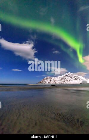 Luci del nord sul cielo skagsanden. isole Lofoten Norvegia del nord europa Foto Stock