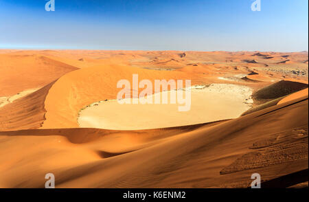 Disseccate marsh tra le dune di sabbia deadvlei sossusvlei deserto del Namib Naukluft national park in Namibia in africa Foto Stock
