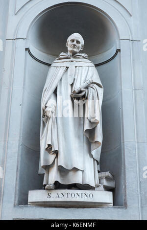 Statua di San Antonino presso la Galleria degli Uffizi di Firenze Toscana Italia Europa UE Foto Stock