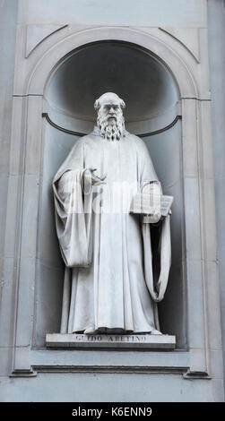 Statua di Guido Aretino presso la Galleria degli Uffizi di Firenze Toscana Italia Europa UE Foto Stock