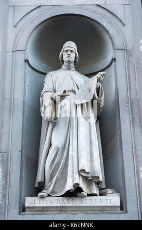 Statua di Leon Batt Alberti presso la Galleria degli Uffizi di Firenze Toscana Italia Europa UE Foto Stock
