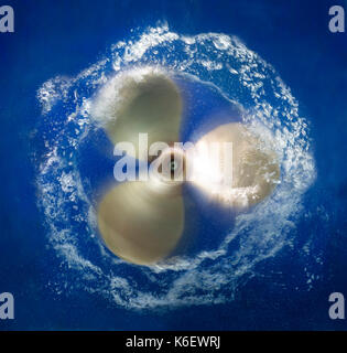 In prossimità dell'elica navale la filatura sott'acqua. Foto Stock