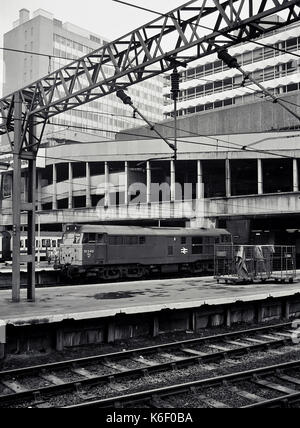 Classe 31 locomotiva a birmngham strada nuova stazione ferroviaria in stile anni ottanta Foto Stock
