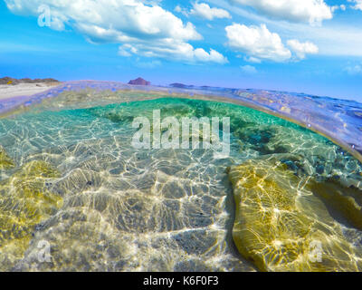 Split vista subacquea di costa Rei shore. Sardegna, Italia Foto Stock