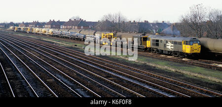 Classe 31 locomotore con un treno di elettrificazione a York negli anni ottanta Foto Stock