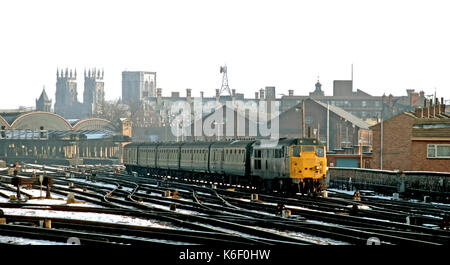 Classe 31 teste di locomotiva di un treno passeggeri lontano da York nel 1986 Foto Stock