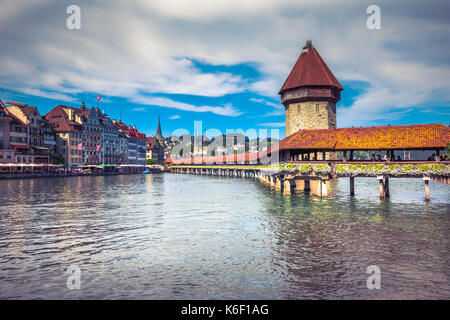 Il ponte della cappella e la torre in Luzern - Svizzera Foto Stock