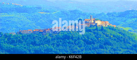 Motovun, cittadella e pittoresco villaggio, regione dell'Istria, Croazia Foto Stock