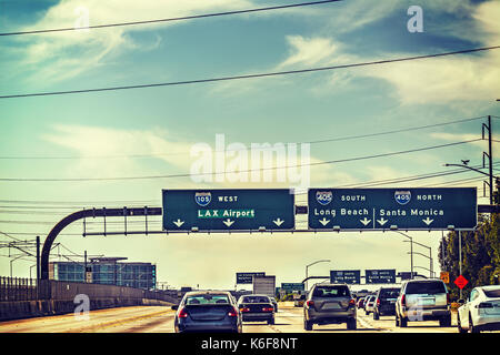 Il traffico su 105 autostrada westbound. Los Angeles, California Foto Stock