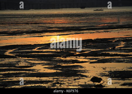 Sotto il mare del tramonto, scene da hong kong alla costa di shenzhen a ha Pak Nai, Yuen Long Foto Stock