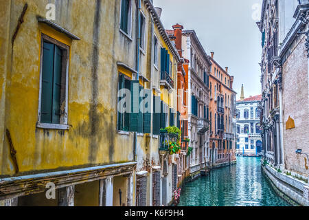 Stretto canale a venezia, Italia Foto Stock