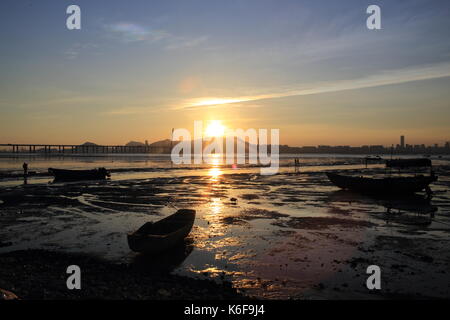 Sotto il mare del tramonto, scene da hong kong alla costa di shenzhen a ha Pak Nai, Yuen Long Foto Stock