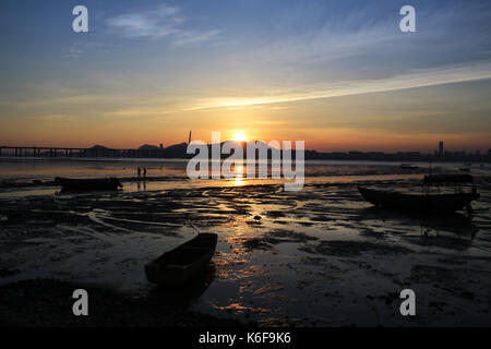 Sotto il mare del tramonto, scene da hong kong alla costa di shenzhen a ha Pak Nai, Yuen Long Foto Stock