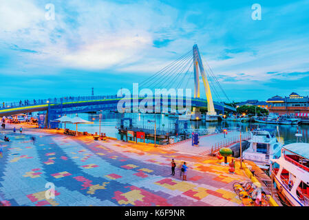 Taipei, Taiwan - 05 luglio: questa è una vista serale di tamsui Fisherman's Wharf e il famoso amante di ponte dove le coppie visita per vedere il tramonto su Foto Stock