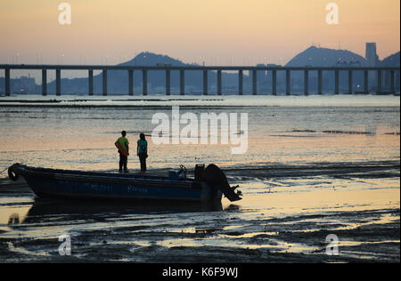 Silhouette di ettari Pak Nai zona umida di bassa marea, il campo oyster scene in hong kong, scene da Hong Kong a Shenzhen costa a ettari Pak Nai, Yuen Long Foto Stock