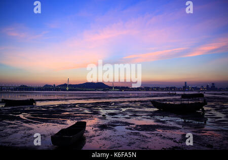 Alba di bassa marea la spiaggia con barca arenarsi in hong kong spiaggia di fango, scene da Hong Kong a Shenzhen costa a ettari pak nai, yuen long Foto Stock