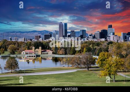 Denver skyline attraverso il parco della città in autunno Foto Stock