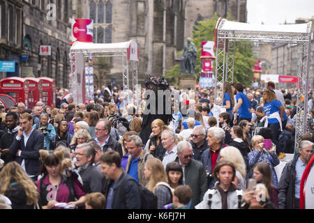 Atmosfera di strada sul Royal mile durante la Edinburgh Fringe Festival con: artisti di strada dove: Edimburgo, Regno Unito quando: 12 ago 2017 credit: euan ciliegio/wenn.com Foto Stock