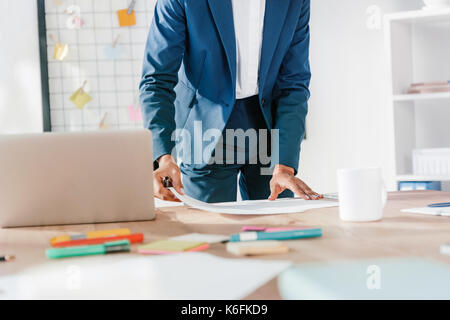 Imprenditrice a lavorare con documenti Foto Stock