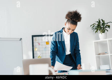 Imprenditrice a lavorare con documenti Foto Stock