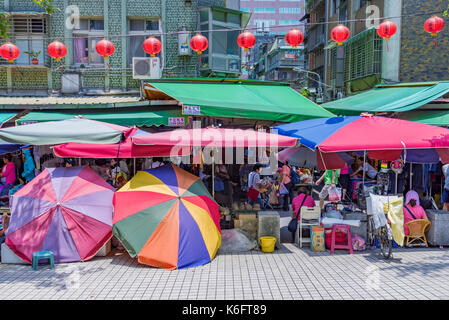 Taipei, Taiwan - 01 luglio: si tratta di shuanglian mercato mattutino di un popolare tradizionale mercato che vende prodotti locali come la verdura, prodotti alimentari e altri Foto Stock