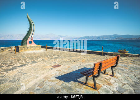 Cornucopia statua conosciuta anche come la tromba di Amalthea al bordo delle acque, Agios Nikolaos, Creta, Grecia Foto Stock