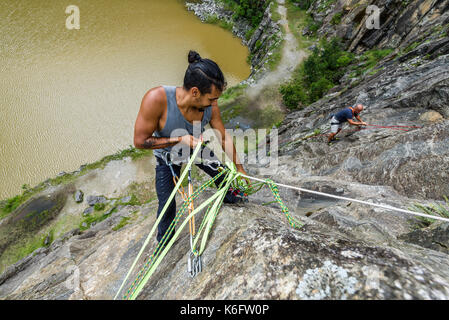 Giovane uomo arrampicata cliff, Dibs cava, Maripora, Sao Paulo, Brasile Foto Stock