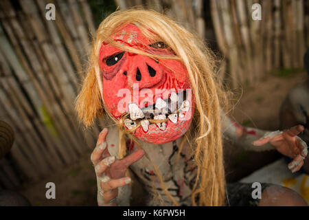 Un ragazzo di El Salvador, indossare una maschera, esegue una mitologia indigena di carattere nella La Calabiuza parade presso il Giorno dei Morti festa in Tonacatepe Foto Stock