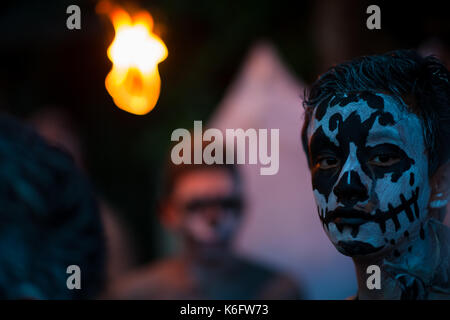 Un ragazzo di El Salvador con cranio face paint prende parte alla La Calabiuza parade presso il giorno dei morti in festa a Tonacatepeque, El Salvador, 1 novem Foto Stock