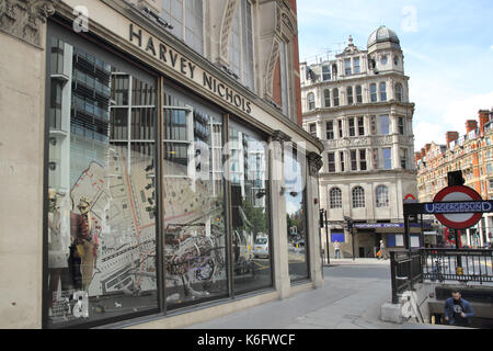 Harvey Nichols dalla stazione metro di Knightsbridge di Londra Foto Stock