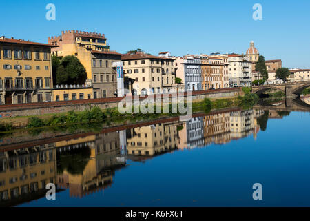 La mattina presto riflessioni sull'Arno a Firenze, Toscana Europa UE Foto Stock