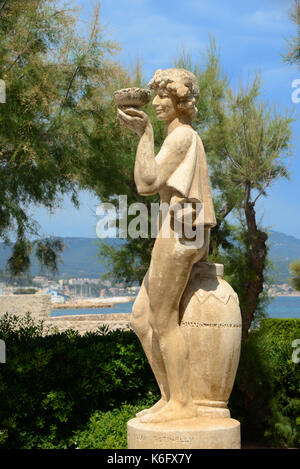 Statua di Bacco o Dioniso, Dio della vinificazione, fuori del Museo del vino e degli spiriti Isola di Bendor, o Ile de Bendor, Bandor Var Provence France Foto Stock