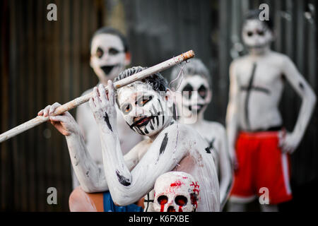 I ragazzi di El Salvador, avente un corpo bianco vernice con simboli di morte, eseguire durante la parata Calabiuza presso il Giorno dei Morti festa in Tonacatepeque, Foto Stock