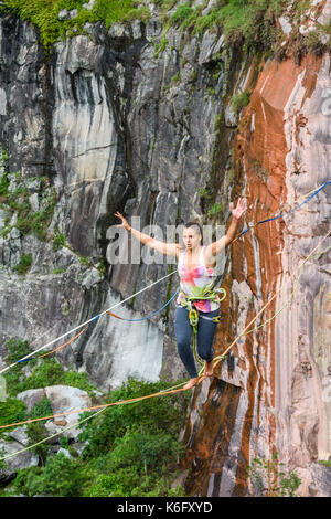 Giovane donna in equilibrio su slackline, Dibs cava, Maripora, Sao Paulo, Brasile Foto Stock