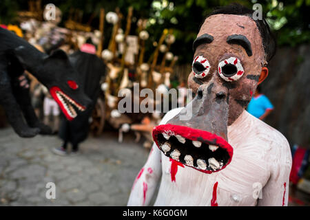 Un ragazzo di El Salvador, indossare una maschera, esegue una mitologia indigena di carattere nella La Calabiuza parade presso il Giorno dei Morti festa in Tonacatepe Foto Stock