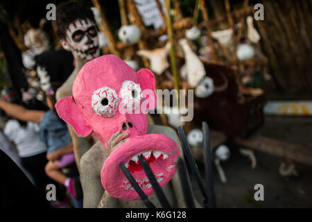 Un ragazzo di El Salvador, indossa una maschera di rosa, esegue una mitologia indigena di carattere nella La Calabiuza parade presso il Giorno dei Morti festa in Tonac Foto Stock